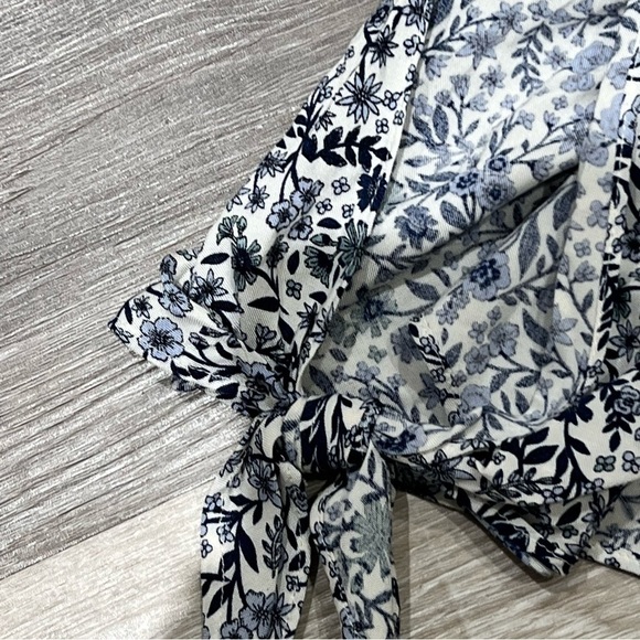 H&M Tie-Sleeve Floral-Print Navy Blue & white Shift dress - Picture 4 of 9